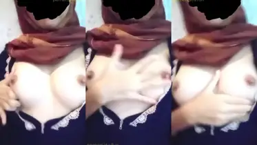 Abg Hijab remas toket mulus