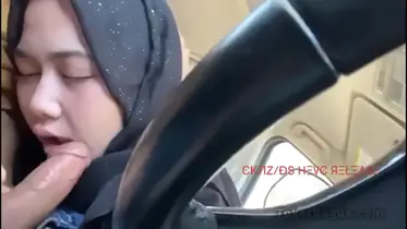 bokep Jilbab Item Jadi Tukang Sepong Kontol Suami Orang