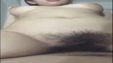 Dokumentasi Gadis Cantik Bersantai Di Kasur