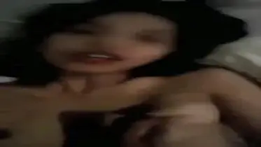 Gadis Cantik Pasrah Goyang Atas Kasur Crot