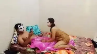 Kemesraan Romantis Berbalut Kain Batik Tradisional
