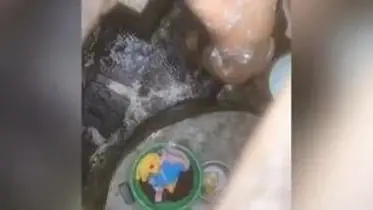 Mandi Sore Cewek Cantik Gayung Biru Mantap