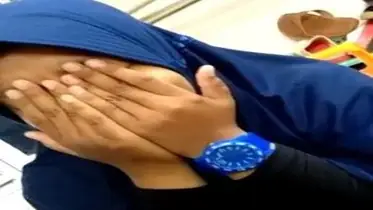 Ukhti Hijab Biru Cantik Pasrah Goyang Kasur