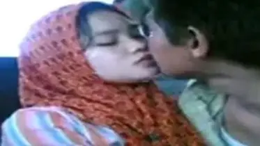 Ukhti Hijab Cantik Pasrah Di Kamar Tidur Kasur