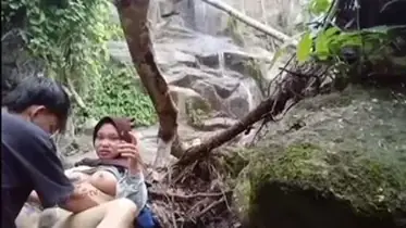 Ukhti Hijab Cantik Pasrah Goyang Air Terjun