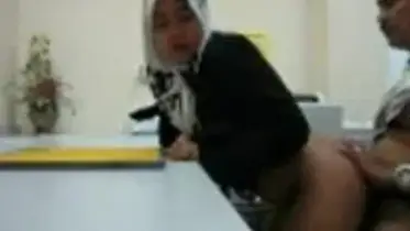 Ukhti Hijab Cantik Pasrah Posisi Doggy Kasur