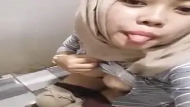 Ukhti Mahasiswi Hijab Cantik Live Bersantai Kasur
